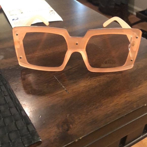 Bracelet & Sunglasses - Picture 6 of 6